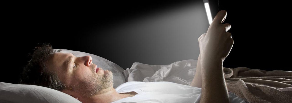 Exposure to light-emitting media devices at night linked with poor sperm quality - نور وسایل الکترونیکی در شب می تواند باعث کاهش کیفیت اسپرم ها شود