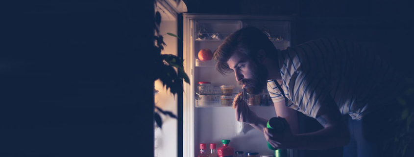Those Late Night Snacks May Be Hurting You at Work - ارتباط تغذیه و عملکرد شغلی