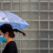 When Breezy Wear Masks Outdoors to Prevent Coronavirus Exposure - بادهای پاییزی عامل احتمالی شیوع کرونا