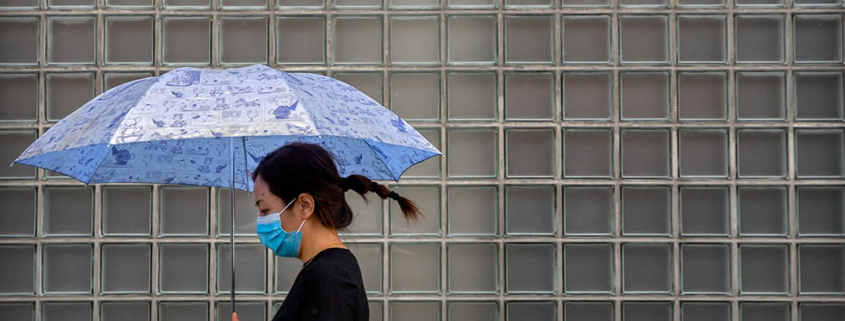 When Breezy Wear Masks Outdoors to Prevent Coronavirus Exposure - بادهای پاییزی عامل احتمالی شیوع کرونا